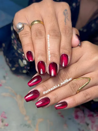 You can't go wrong with a bold, classic red. I used a magnetic cat eye polish to create this deep wine-red set, giving it a captivating shimmer that moves with the light. This look is all about confidence and effortless glam.
