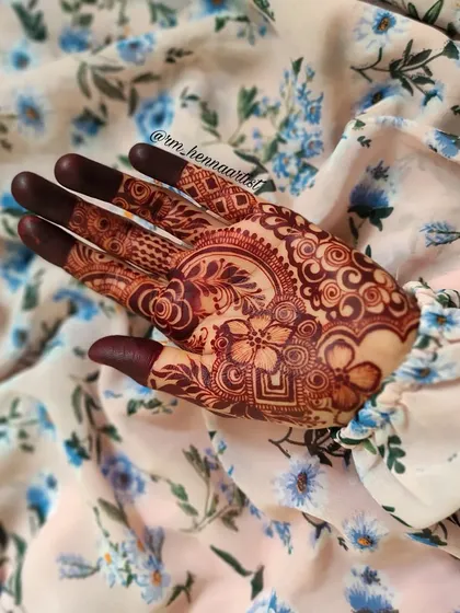 Another look at this gorgeous stain against a floral background. The colour is so rich and even, a result of high-quality, natural henna.