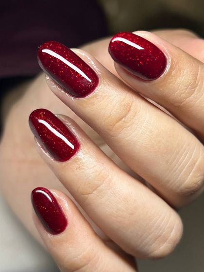 A rich, shimmery crimson red. The fine glitter particles in this deep red polish give it a luxurious and festive feel, perfect for making a statement.