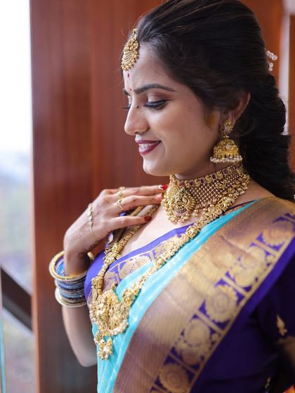 A close-up of Vinaya's second look. The temple choker and long haram add a touch of classic South Indian elegance.