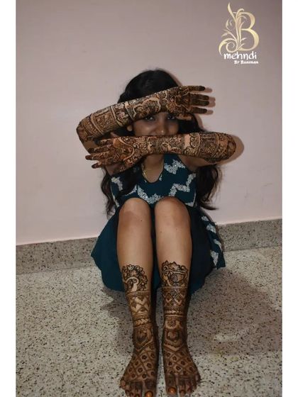 A complete view of the bride's henna, from her arms to her beautifully decorated feet. I ensure the design is cohesive and stunning from every angle.