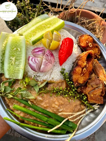 A plate of Paan Eromba (mashed betel leaf) served with crispy fried fish and chicken.