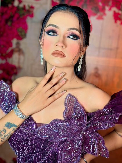 A final shot of this captivating look. The wet-hair look and the dramatic makeup create a very modern and chic style.