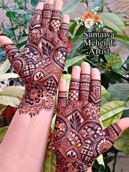 The way this semi-bridal design looks against the green leaves is just beautiful. The contrast really makes the henna pop.