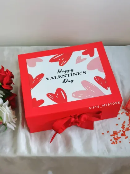 The beautiful "Happy Valentine's Day" lid of my custom red hamper box.