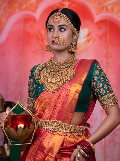 A powerful portrait. The makeup enhances her strong features, with a focus on defined eyes and a perfectly sculpted face, proving that dusky skin is the perfect canvas for bridal glam.