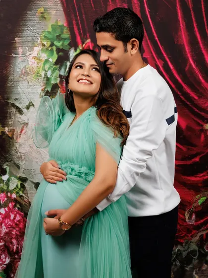 A tender moment between partners, captured forever. I used a rich, floral backdrop to complement the soft mint green gown, creating a warm and intimate portrait. It’s these quiet looks and gentle touches that tell the beautiful story of your journey to parenthood.
