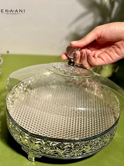 The glass lid, adorned with a gemstone-inspired handle, brings elegance to every serving moment. This is a statement piece for your home and a thoughtful gift for special occasions.