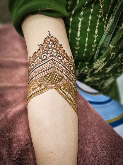 A close-up of the elegant armband, a perfect complement to the main design.