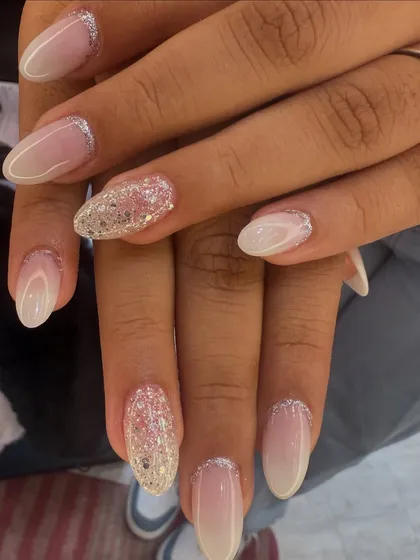 A classic and timeless choice for any celebration. This set features a soft baby boomer ombre effect, with two accent nails fully coated in brilliant silver glitter for a touch of sparkle.
