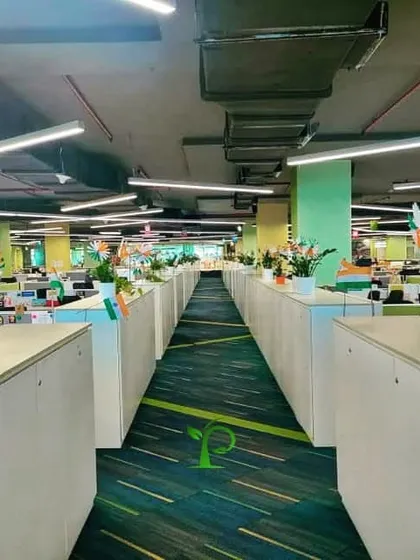 For Republic Day, we added tricolor decorations to the desktop planters, helping the office celebrate with patriotic pride. It shows how greenery can be integrated into all aspects of corporate culture.