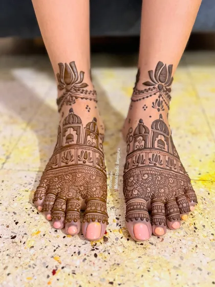 Bridal beauty from head to toe. This intricate foot mehendi features stunning architectural domes and delicate lotus patterns, designed to perfectly complement the bride's hand henna for a complete and regal look.