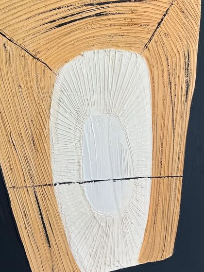 A close-up of the combed texture that creates a fan-like pattern, adding a sense of direction and movement to the abstract shape.