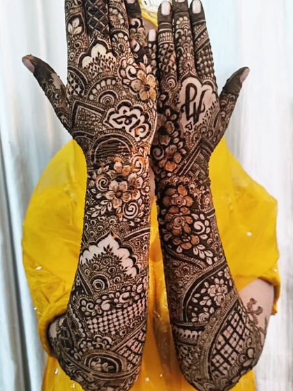 A lovely shot of bride Aqsa's mehendi. We even included her initials 'A' and 'H' for a personal touch, surrounded by dense floral and paisley patterns.