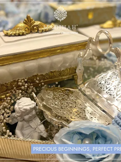 "Precious beginnings, perfect presents!" This hamper is thoughtfully curated to celebrate the arrival of a little miracle with elegance and charm. The angelic details make it a truly special gift.