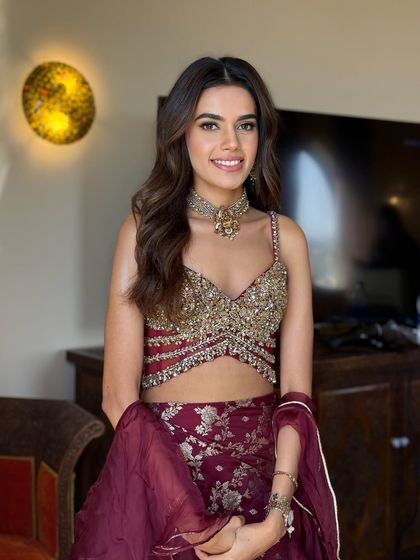 A smiling portrait of the Mehendi bride. Her makeup is natural, letting her happy expression be the focus.