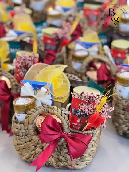 These charming mini-baskets are perfect as return favours. Filled with a variety of treats and tied with colourful ribbons, they are a delightful way to thank guests for being part of your celebration.