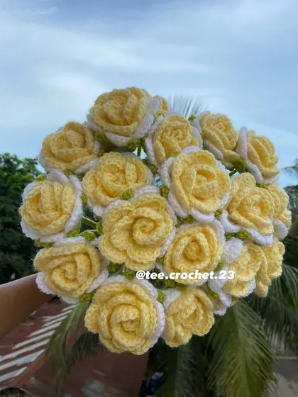 A cheerful bouquet of yellow and white roses.