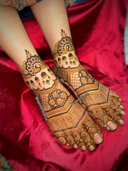 Another angled shot of the beautiful bridal leg design.