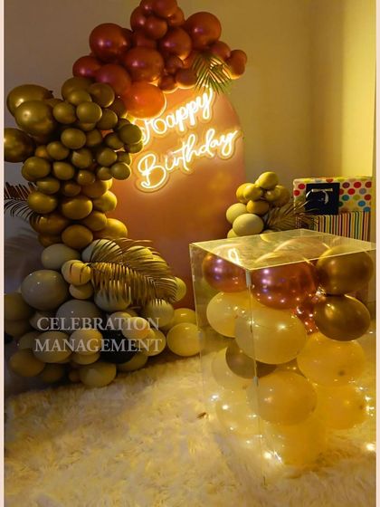 A close-up of the clear pedestal filled with balloons and fairy lights, a modern decorative element that adds an extra sparkle.
