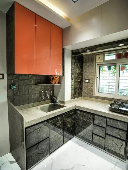 In this kitchen, I used a combination of materials for a luxurious feel. The design includes a Kalinga quartz platform, veneer laminate on the furniture, and profile doors with back-painted glass.