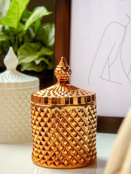 My diamond-cut crystal jar candles are designed to be a statement piece for your home. This 250g soy wax candle not only fills your space with a beautiful custom fragrance but also adds a touch of luxury and elegance to your decor.