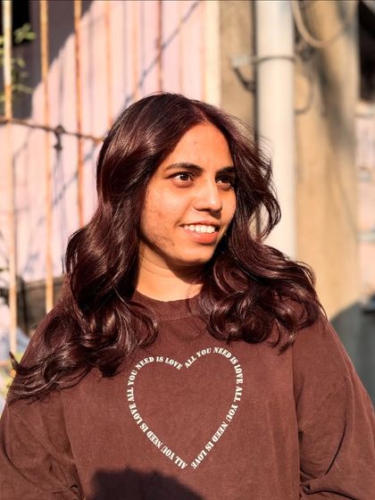 A rich, chocolatey red-brown we call Brownie. This global color is warm, inviting, and looks absolutely delicious, especially when styled in soft waves.