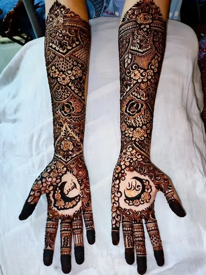 This design beautifully incorporates the couple's names in Arabic script within a crescent moon, a fusion style I love to teach.