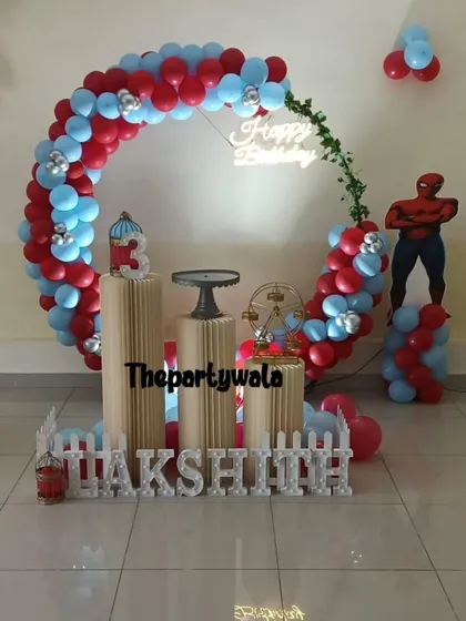 This Spiderman decoration uses a ring-style balloon arch and a life-size Spiderman cutout. The red and blue balloons create a classic superhero feel, perfect for a 3rd birthday party.