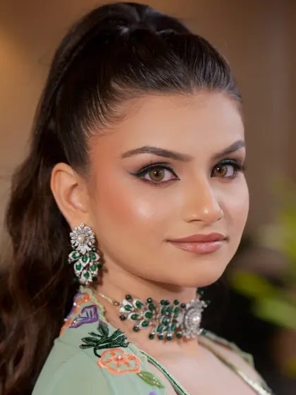 A close-up of our emerald and diamond-style choker set. Paired with a mint green outfit, this jewellery adds a touch of modern sophistication, perfect for a bridesmaid or a wedding guest.