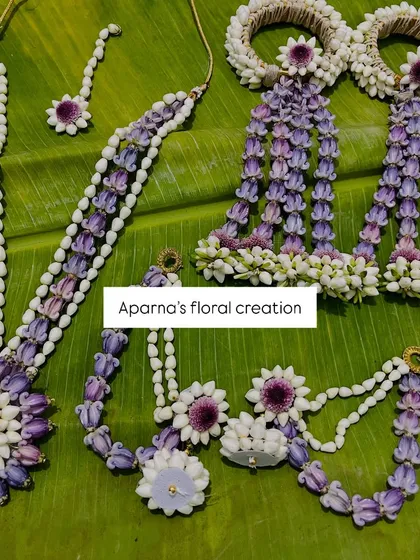 A beautiful Haldi set made with jasmine buds and accented with purple flowers. The combination of white and purple is elegant and unique for a pre-wedding ceremony.