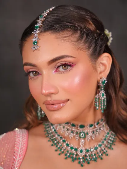 A beautiful close-up of this creative look, where the bright pink liner makes the eyes stand out.