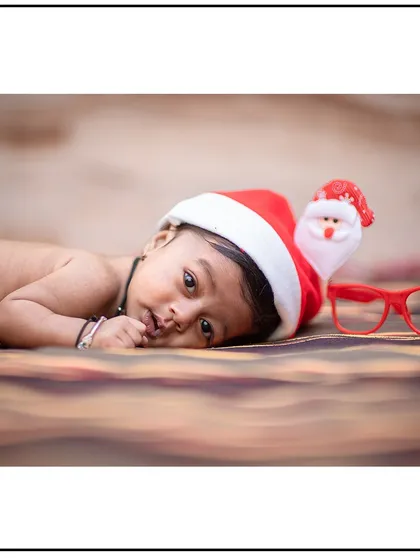For this holiday-themed newborn session, I used a few simple props to create a festive scene without overwhelming the portrait of the baby.