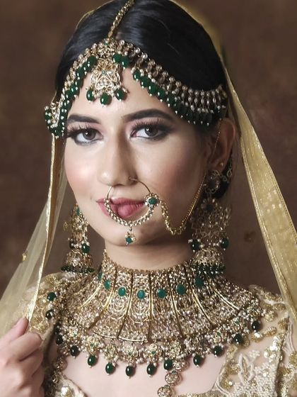 A beautiful green beaded choker and matha patti set, perfect for a traditional bridal look. This set is available for rent for 4 days.