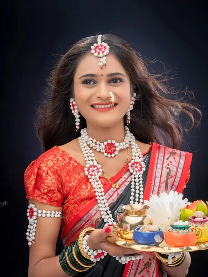 A bright and happy portrait of a woman ready for the festival. The intricate details of her halwyache dagine are clearly visible.