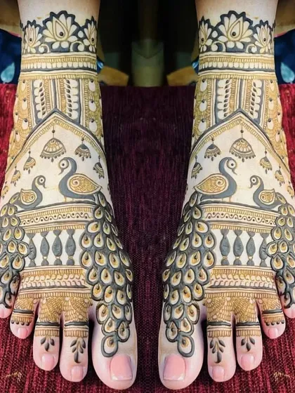 A duplicate of image 164, this is my signature peacock design for bridal feet, creating a complete picture when the feet are together.