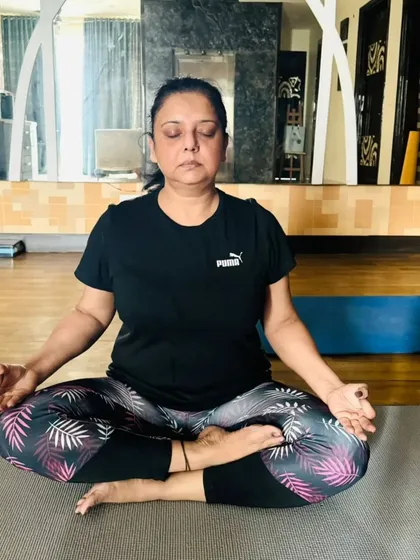 A moment of quiet meditation during a personal yoga session at a client's home. I create a peaceful and focused environment, allowing you to fully disconnect from stress and reconnect with yourself.