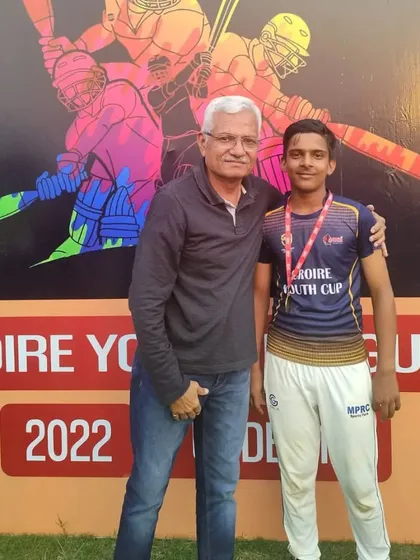 Levante Agarwal receiving the performer of the match award.
