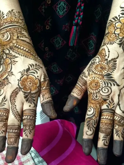 This Indo-Arabic design features a mix of styles. One hand has a classic Arabic floral vine, while the other incorporates more detailed, filled-in patterns.