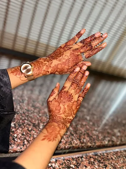 Posing to show off the gorgeous results. My organic henna not only looks good but also feels good, as it's completely free from irritating chemicals.