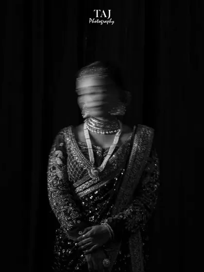 Another take on the motion blur technique, this time in a full-length shot. The result is an abstract and artistic bridal portrait.