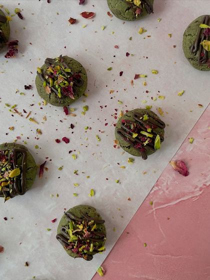 A healthy and delicious gift for Father's Day, featuring our pistachio millet cookies, oat brownies, and choco almonds.