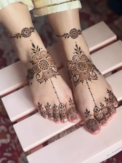 Don't forget the feet! I create elegant and beautiful foot mehendi designs, from simple anklets to full coverage, ensuring you look perfect from head to toe for your event.