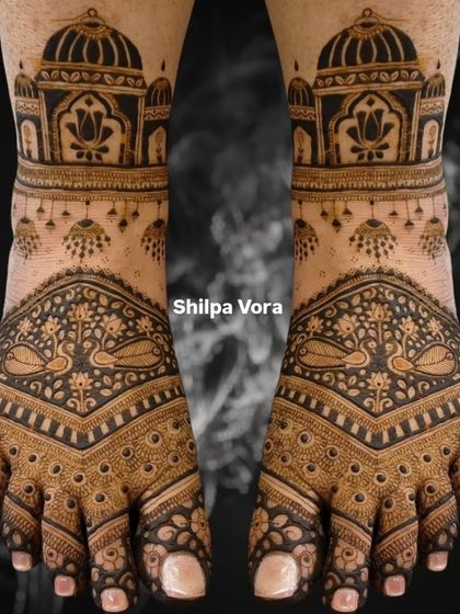 A majestic bridal foot design with Taj Mahal-inspired domes and peacock figures, creating a truly grand statement.