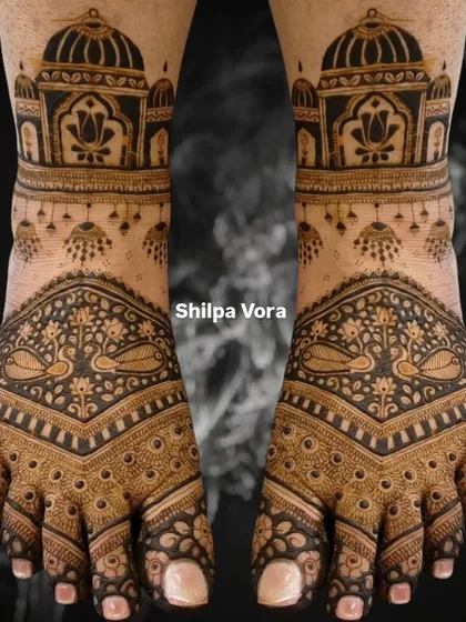 A majestic bridal foot design with Taj Mahal-inspired domes and peacock figures, creating a truly grand statement.