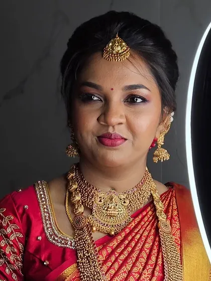 This bride's muhurtham look is all about radiance. I used a ring light to capture the flawless finish and the beautiful details of her temple jewelry.