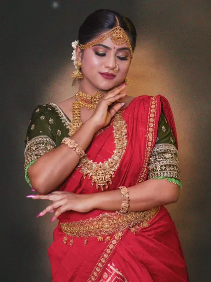 The intricate design of the temple jewellery, featuring deities and classic motifs, adds a divine touch to the bridal ensemble. This complete set is one of my most requested rental pieces.