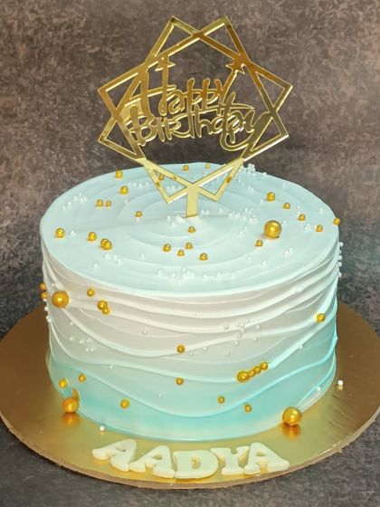 A simple and elegant cake with a sea-green ombre effect. This butterscotch cake is decorated with golden pearls for a touch of class.
