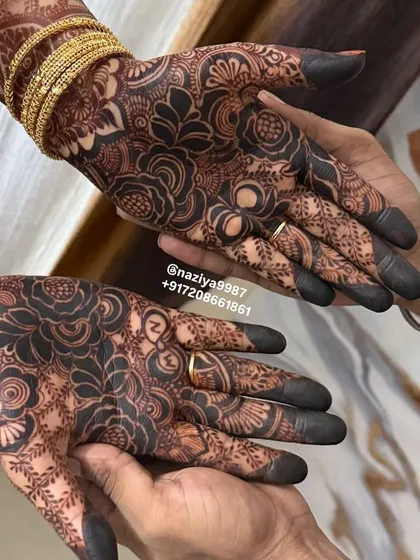 A lovely pose showing the details of both the fresh paste and the stained design.
