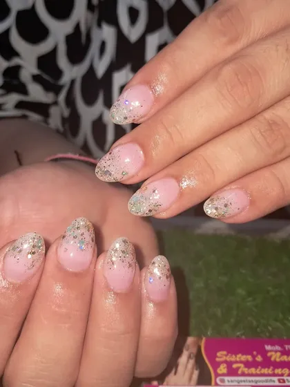 Another look at this pretty glitter ombre design.